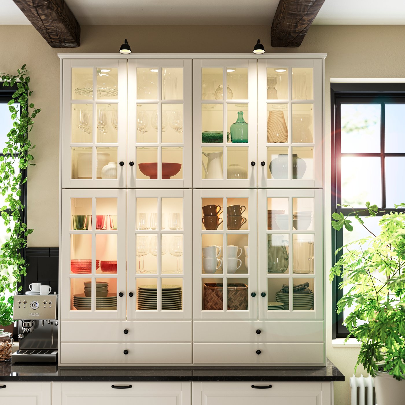 Cuisine avec façades BODBYN en blanc cassé, portes vitrées derrière lesquelles sont rangés des assiettes, bols, tasses et verres.