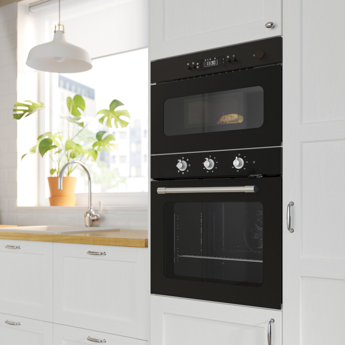 Um micro-ondas MATTRADITION 300 preto da IKEA.