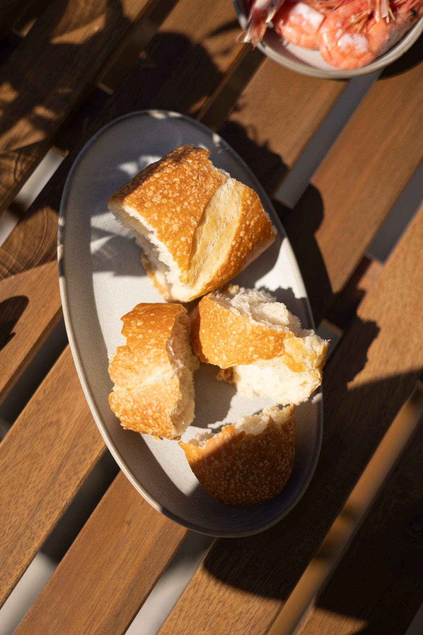 En grå STOCKHOLM 2025 serveringsfat