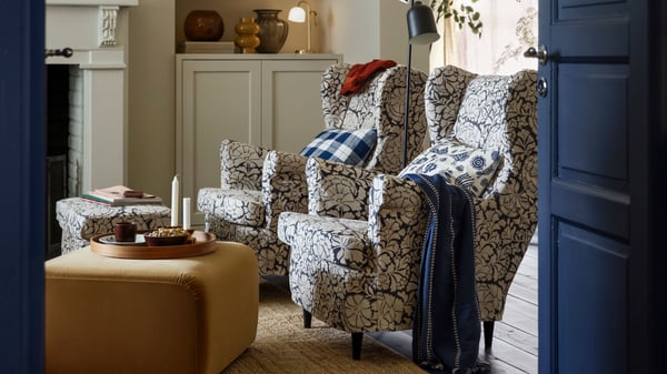 Pokój dzienny z eleganckimi, wzorszystymi fotelami STRANDMON.