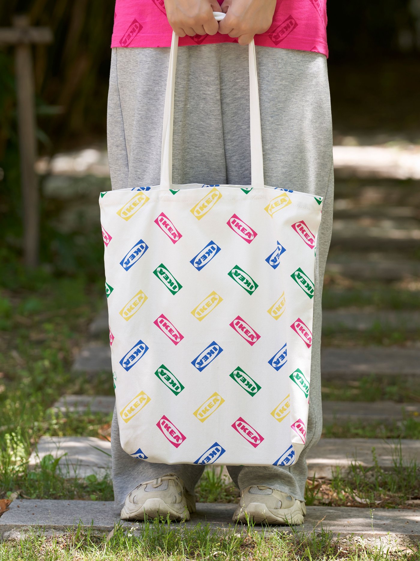 A white AURTIENDE bag