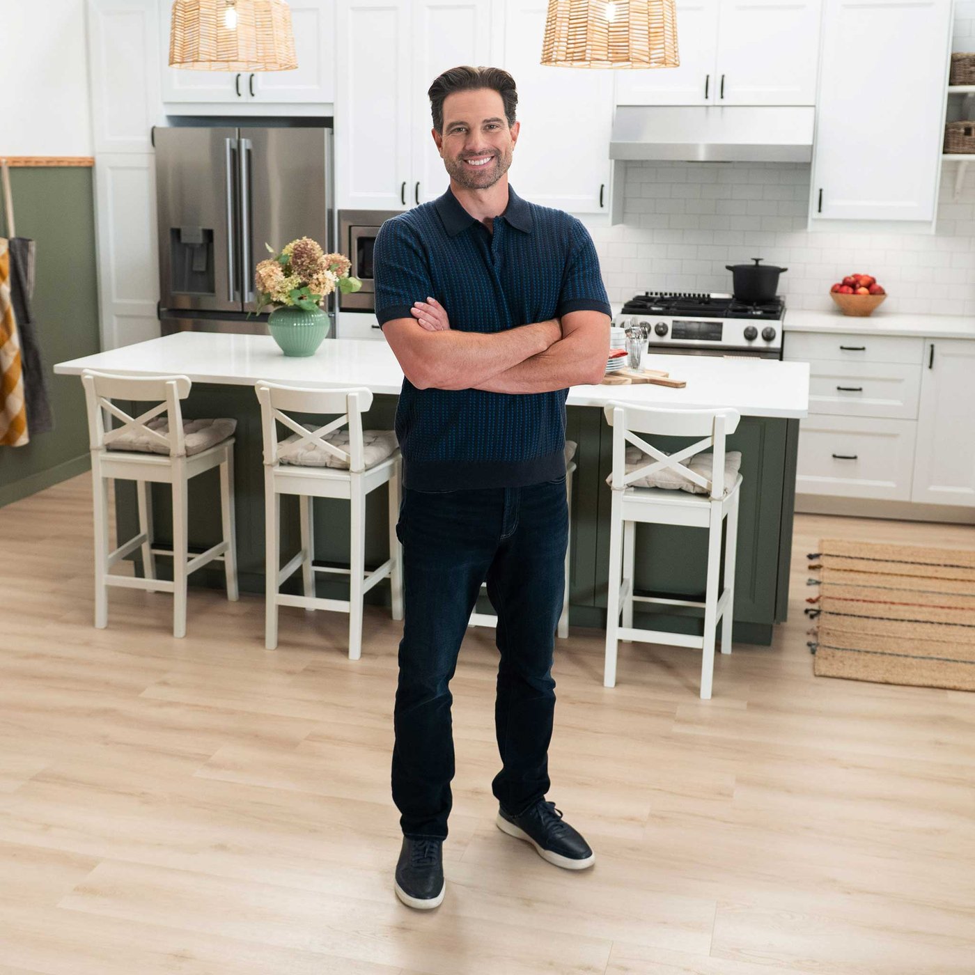 Scott se tient devant une cuisine de style traditionnel