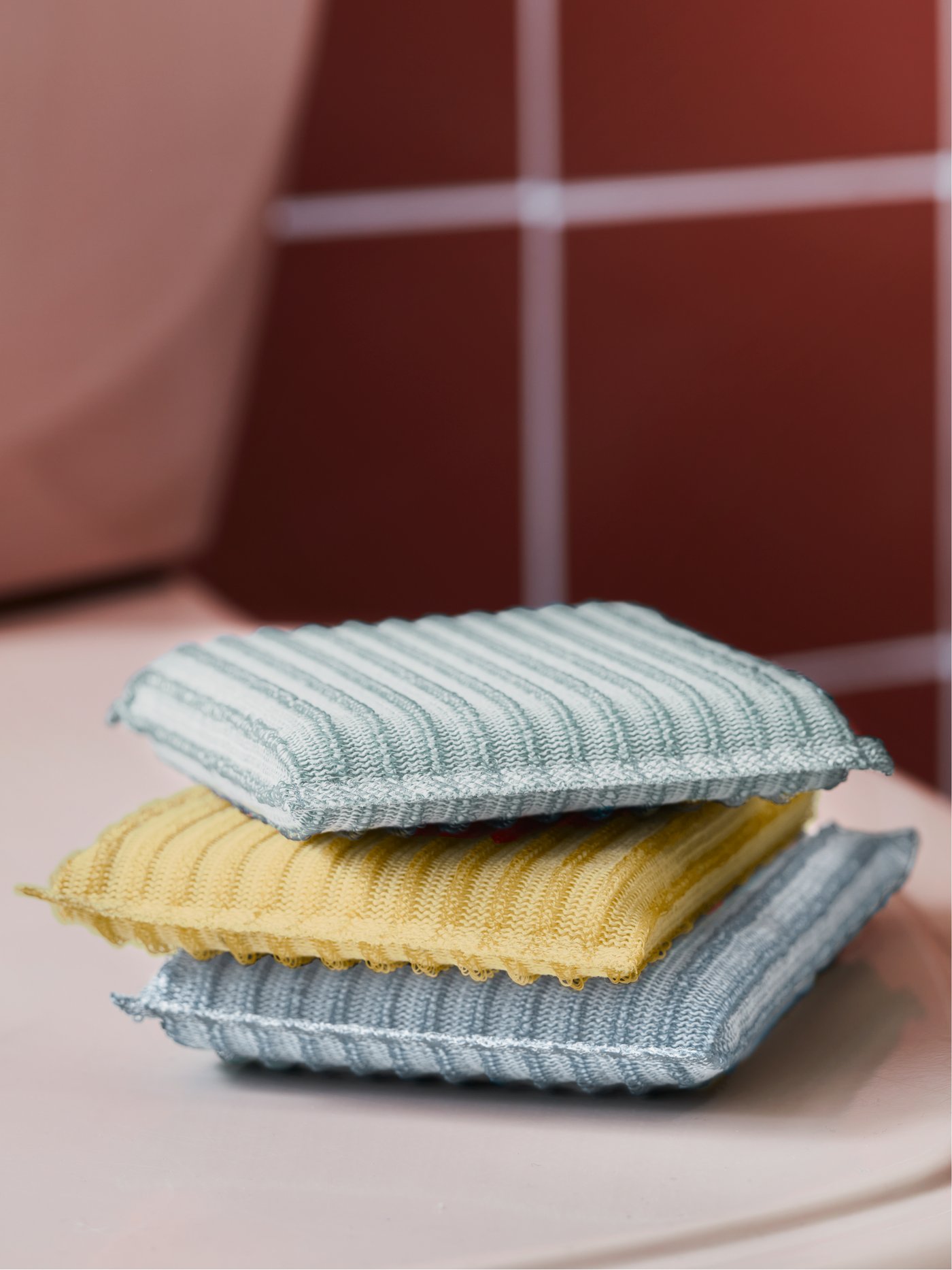 Trois éponges PEPPRIG sont empilées sur un comptoir.