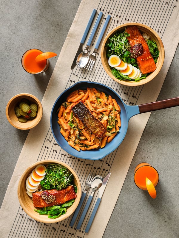 연어 필레와 연어 비빔밥이 차려진 한상 컷