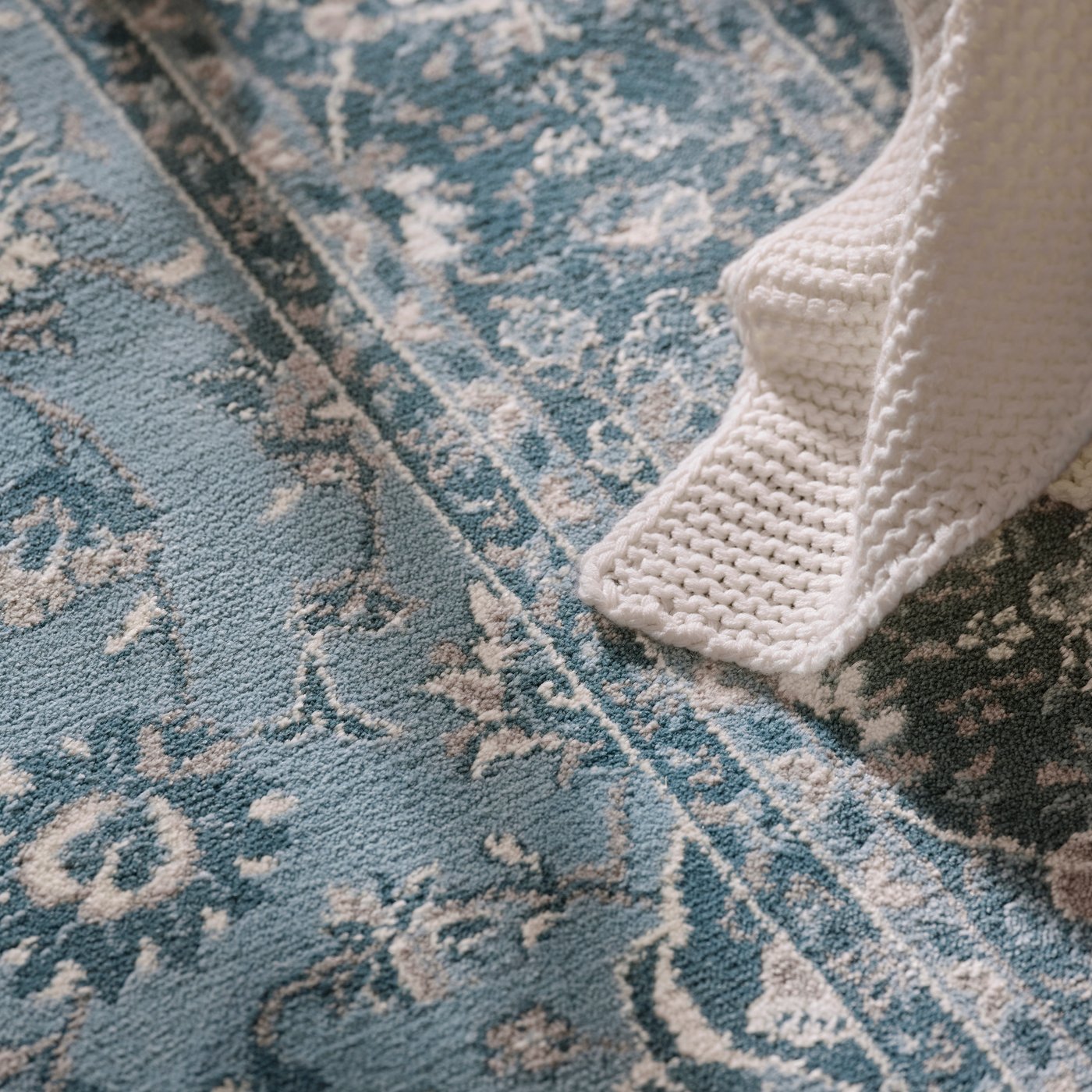 Un tapis VEDBÄK bleu à poils ras.