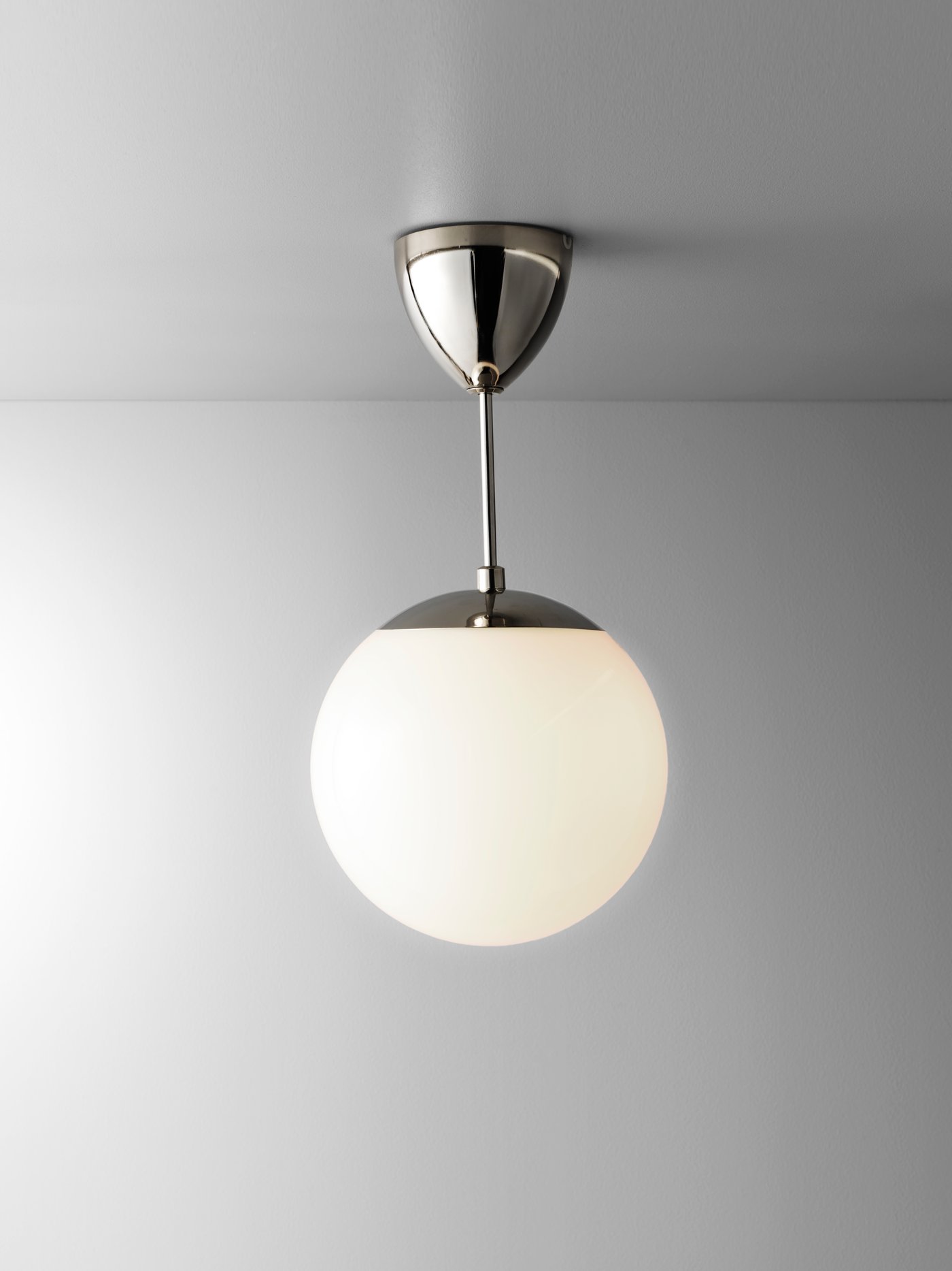 Eine weiße HÖLJES Deckenleuchte für Allgmeine Beleuchtung