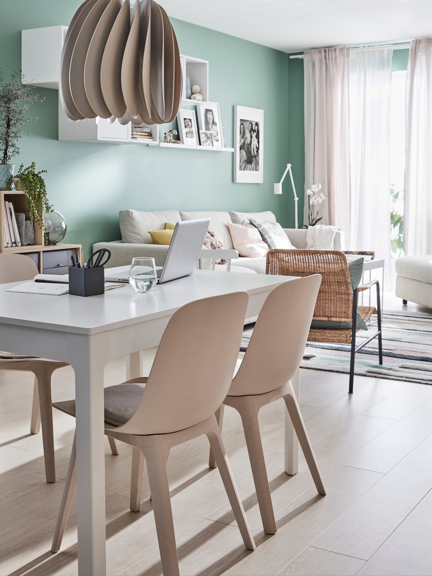 A beige SKYMNINGEN pendant lamp in the dining room