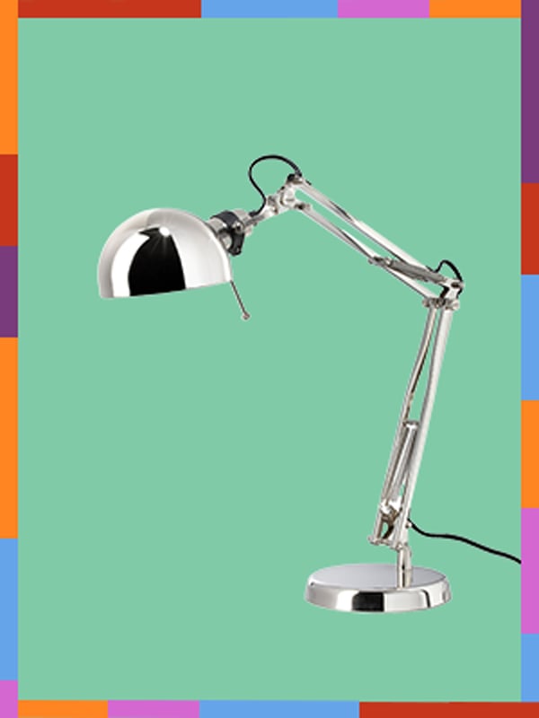 Lampe FORSÅ argenté détouré sur fond vert avec bordure de couleurs rouge, bleu, violet, orange, et  rose.
