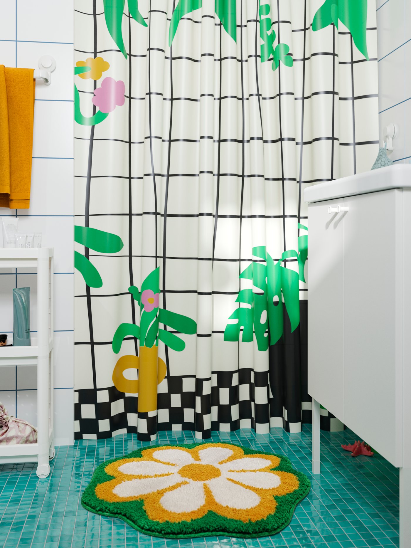 Vista frontal de un baño con piso de baño KÄRRKNIPPROT de flores en amarillo y verde sobre un suelo verde delante de una cortina de baño SNÖJONKVILL en blanco/verde.