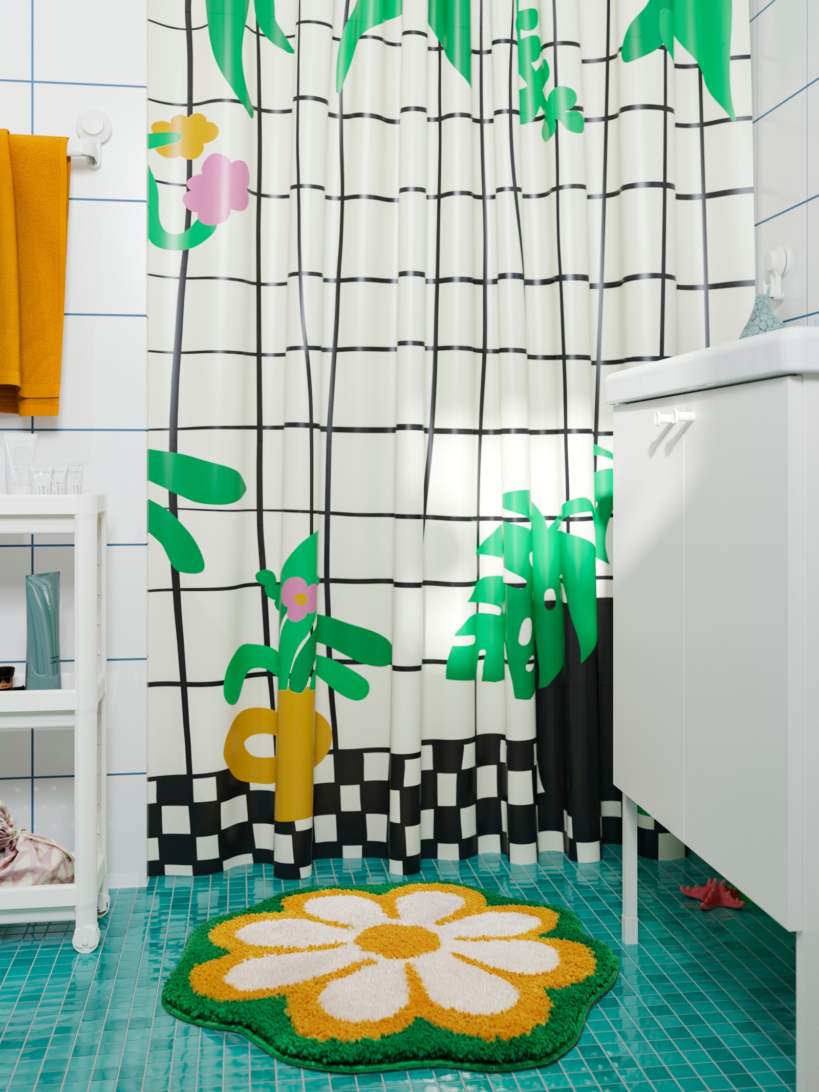 Vista frontal de un baño con piso de baño KÄRRKNIPPROT de flores en amarillo y verde sobre un suelo verde delante de una cortina de baño SNÖJONKVILL en blanco/verde.