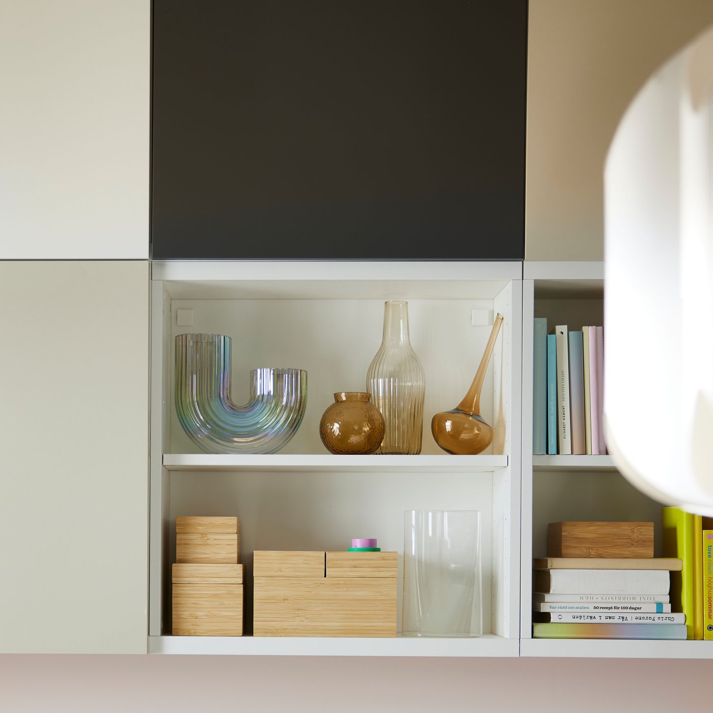 BESTÅ skåp med dörrar i olika färger. 