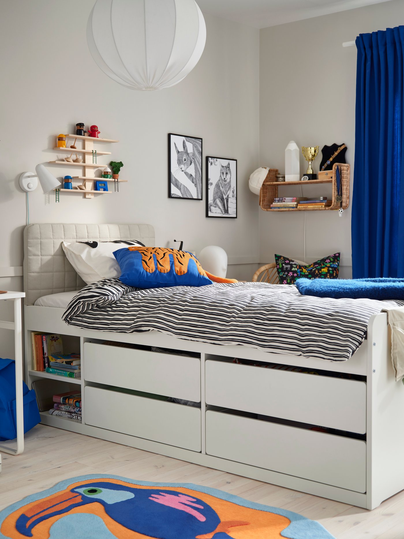 Un letto SLÄKT bianco con contenitore