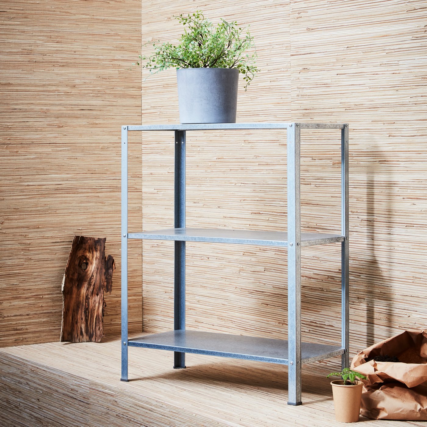 An in/outdoor light grey BOYSENBÄR plant pot outside