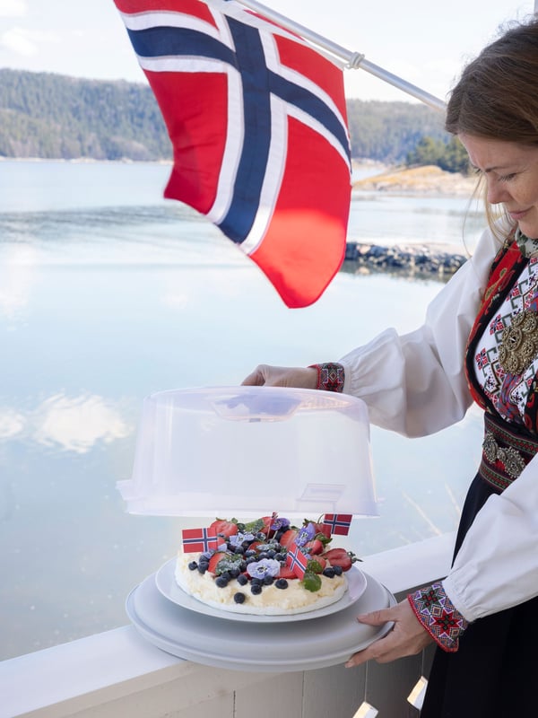 En pavloa er trygt plassert inne i en kaketine.