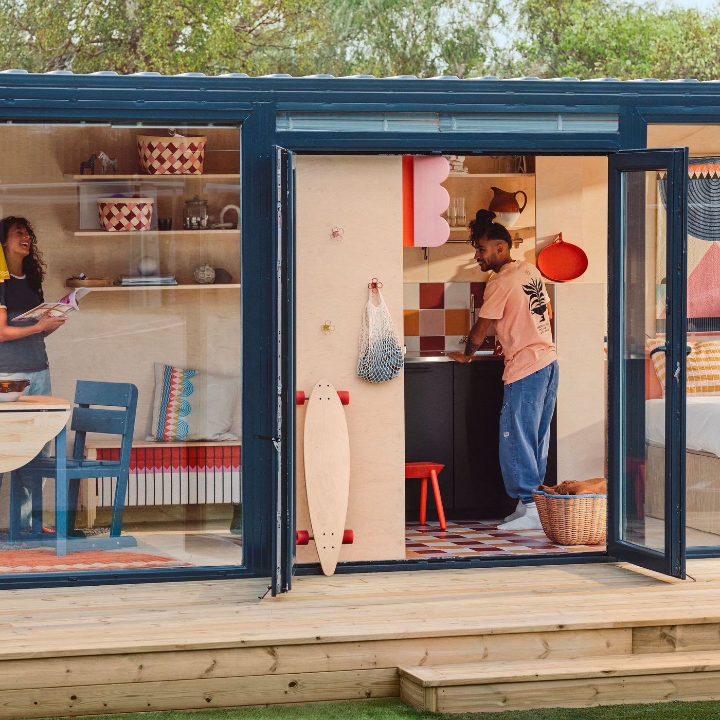 بيت صغير على السطح بجدران وأبواب زجاجية، مرئي من الخارج أثاث OMMJÄNGE وديكورات في الداخل