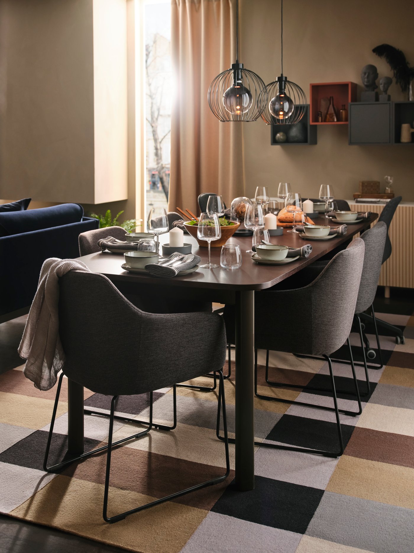 Graue Polsterstühle mit gedecktem Tisch