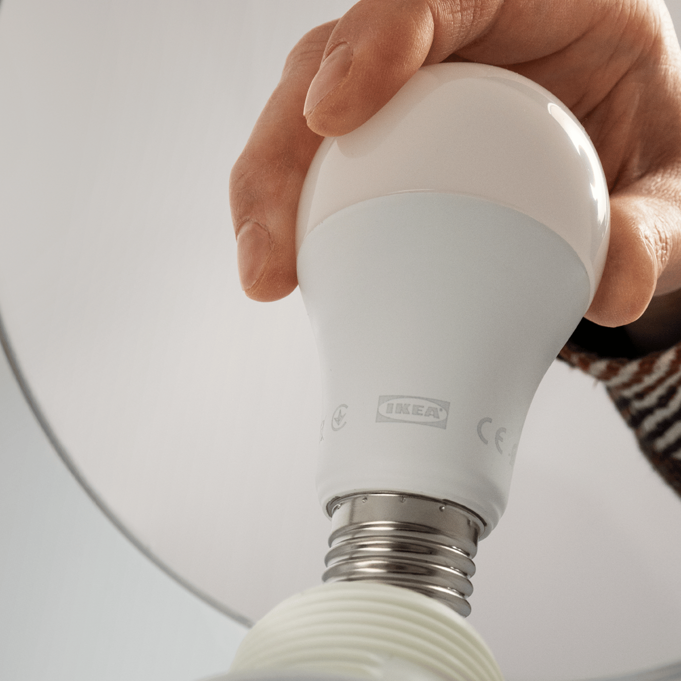 A globe opal white SOLHETTA LED bulb E27 470 lumen