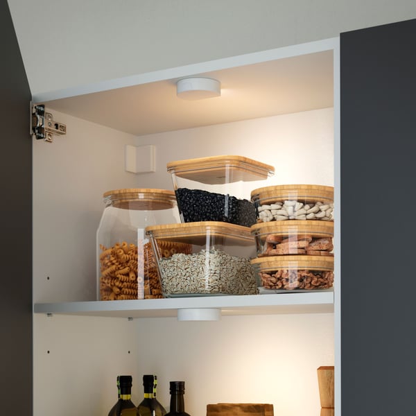 En vit/batteridriven GÖMPYSSLING LED-belysning med sensor.
