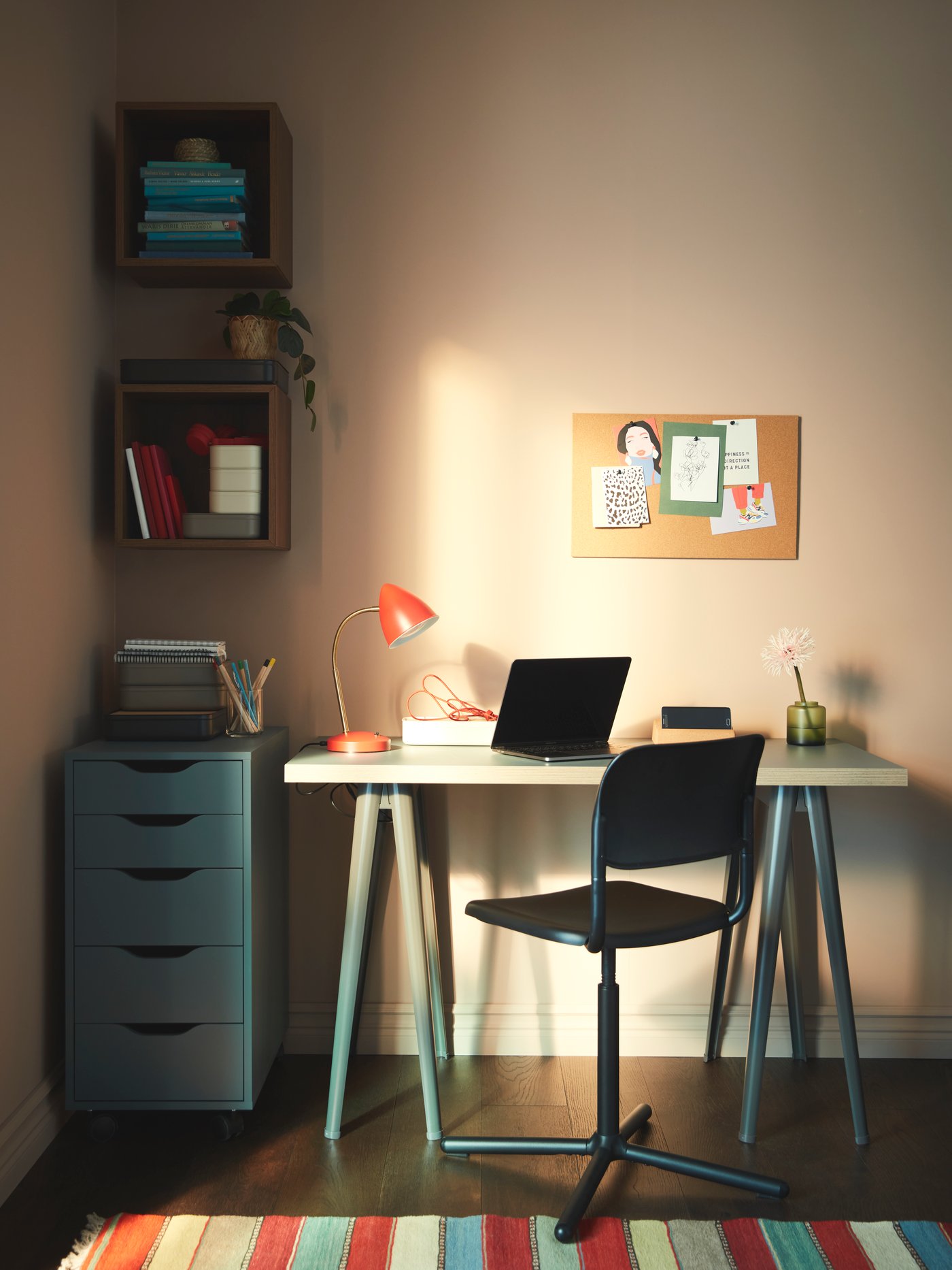 Un escritorio con dos cajoneras, una a cada lado de la mesa.