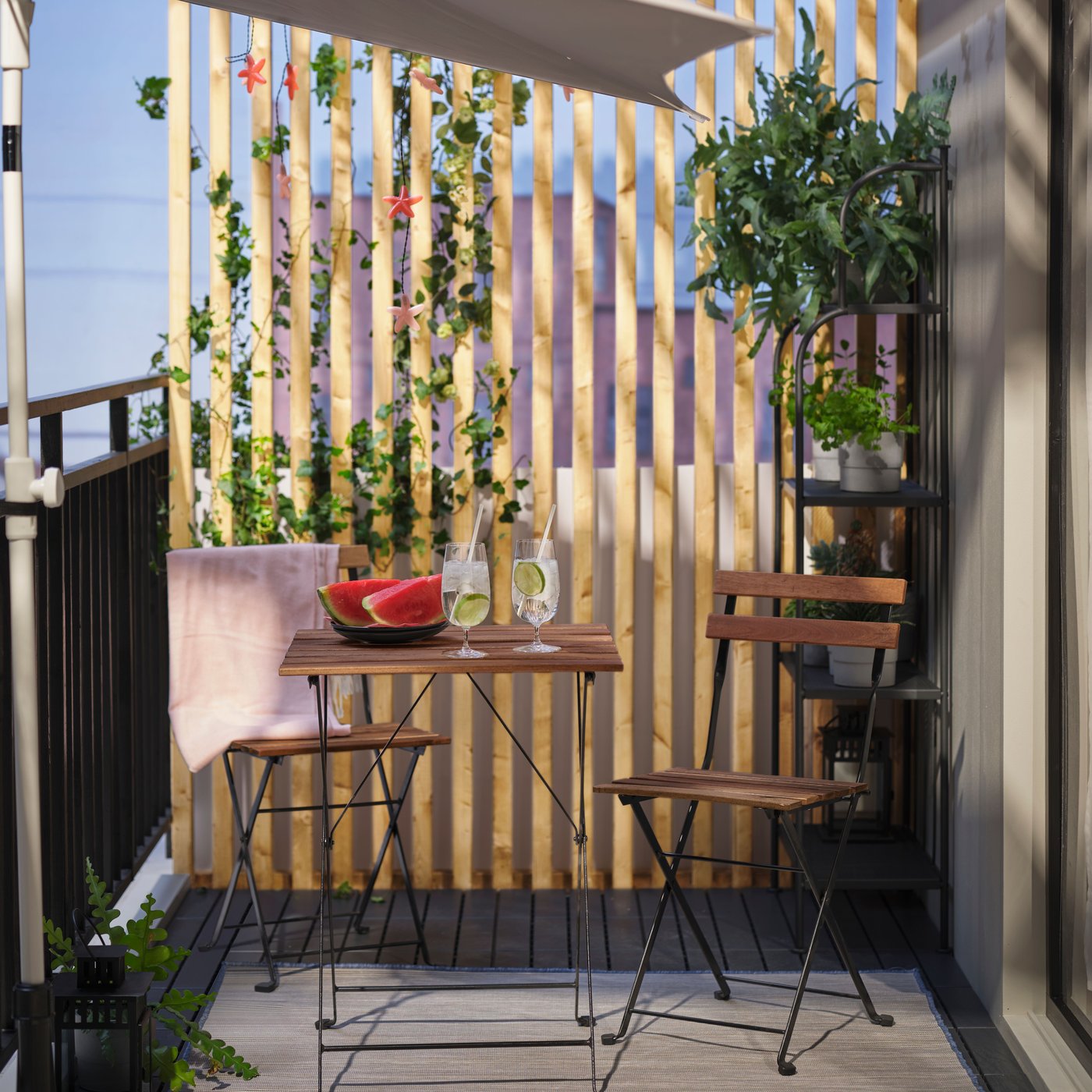 A clear glass STORSINT beer glass