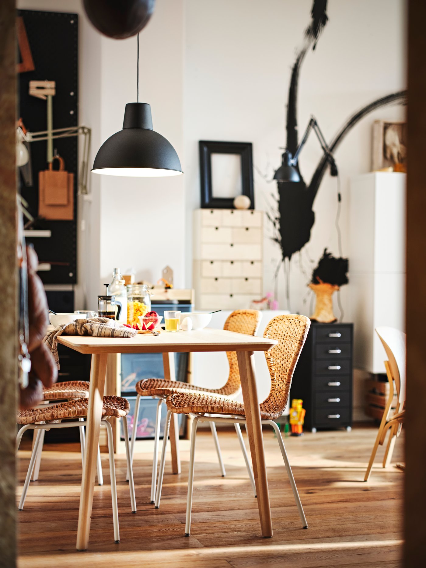 Comedor con mesa LISABO de chapa de fresno y sillas ÄLVSTA beige. Encima de la mesa hay una lámpara colgante SKURUP.
