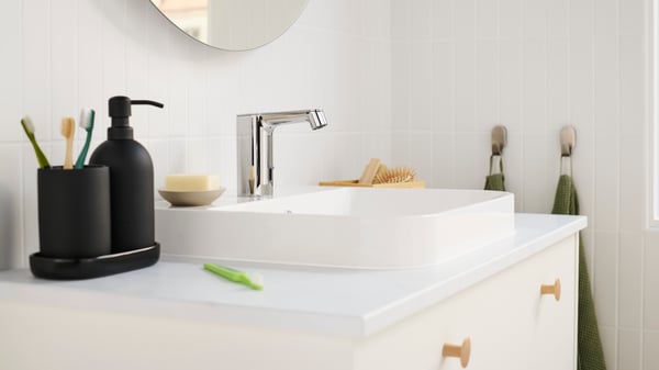 A black GANSJÖN 3-piece bathroom set in the bathroom