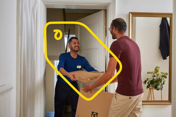 Een man bezorgt producten aan huis