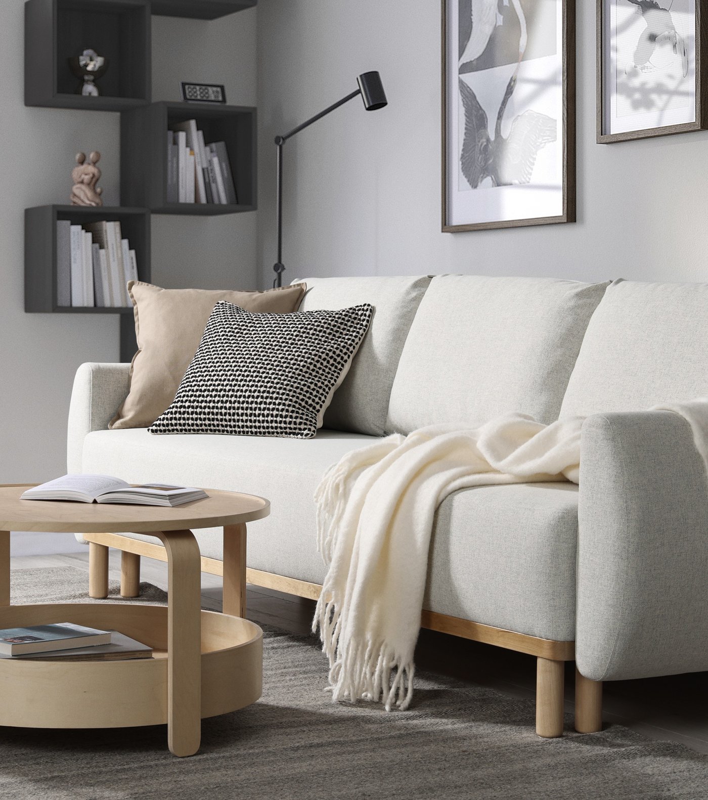 En beige GUNNARP-bäddsoffa i ett vardagsrum med grå matta.