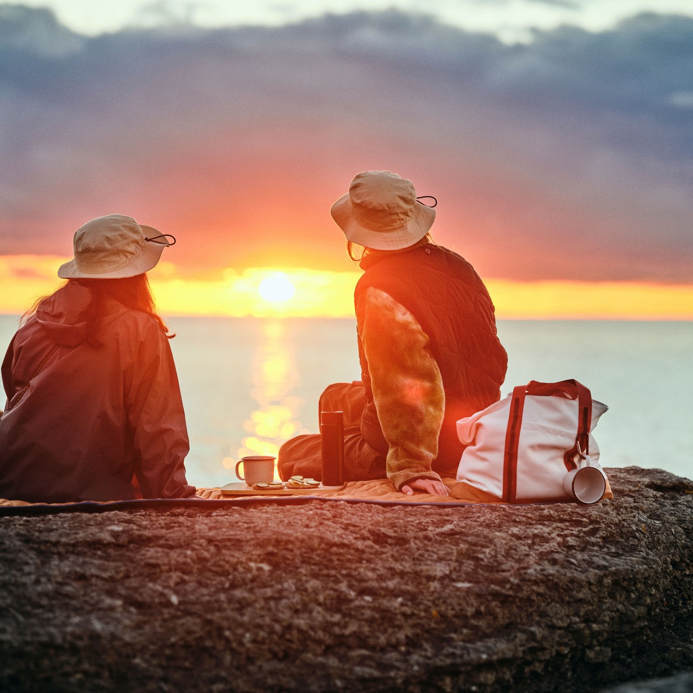 An enamelled steel SOLUPPGÅNG mug outside