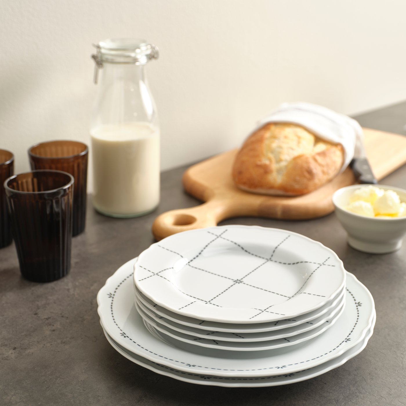 A patterned/white UPPLAGA side plate