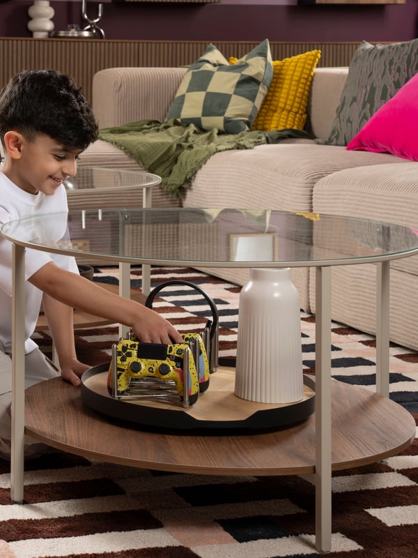 An off-white KAPKASTANJ vase in the living room