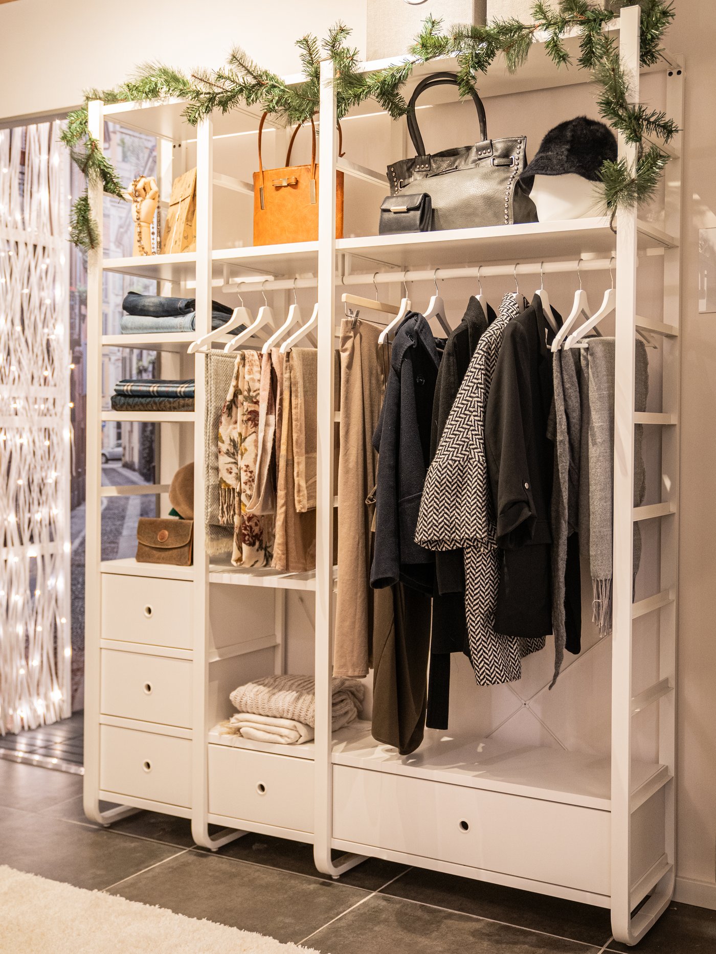 Combinazione a giorno del guardaroba ELVARLI con cassetti e ripiani.