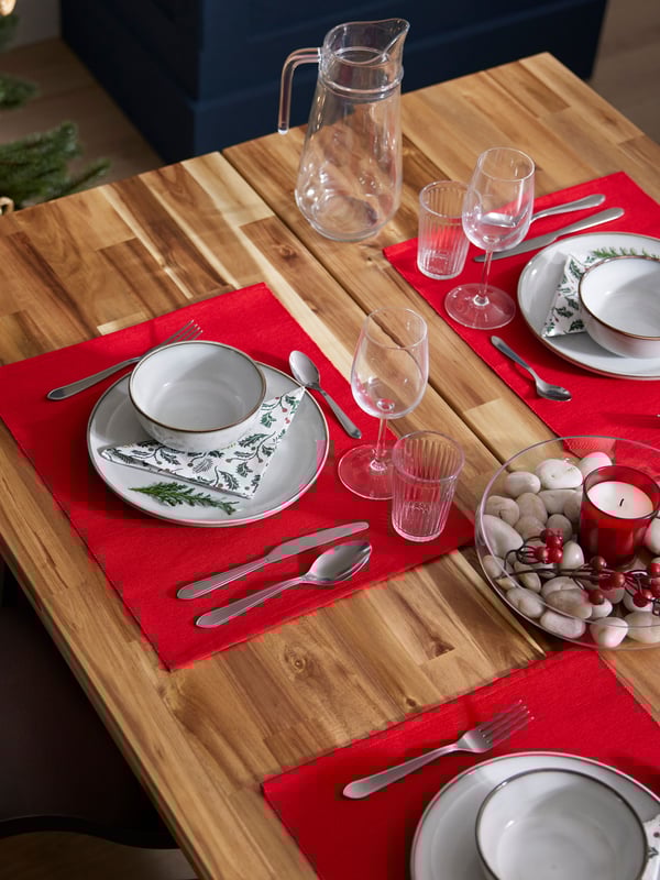 An off-white VINTERFINT side plate