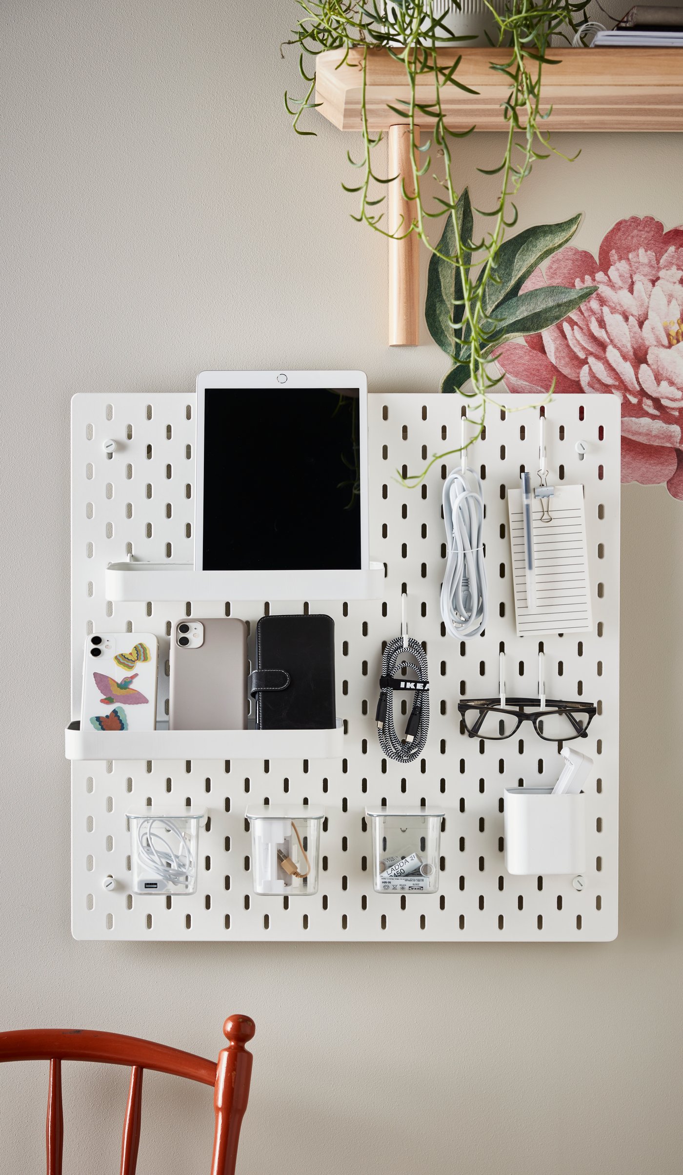 A white SKÅDIS pegboard combination in the dining room