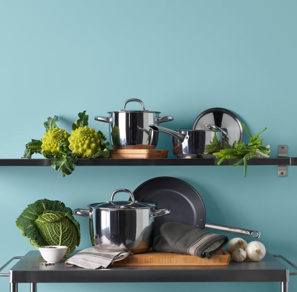 An OUMBÄRLIG 7-piece cookware set