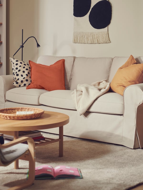 A red-brown DYTÅG cushion cover in the living room