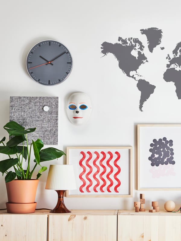 A SVAJPA wall clock in the living room