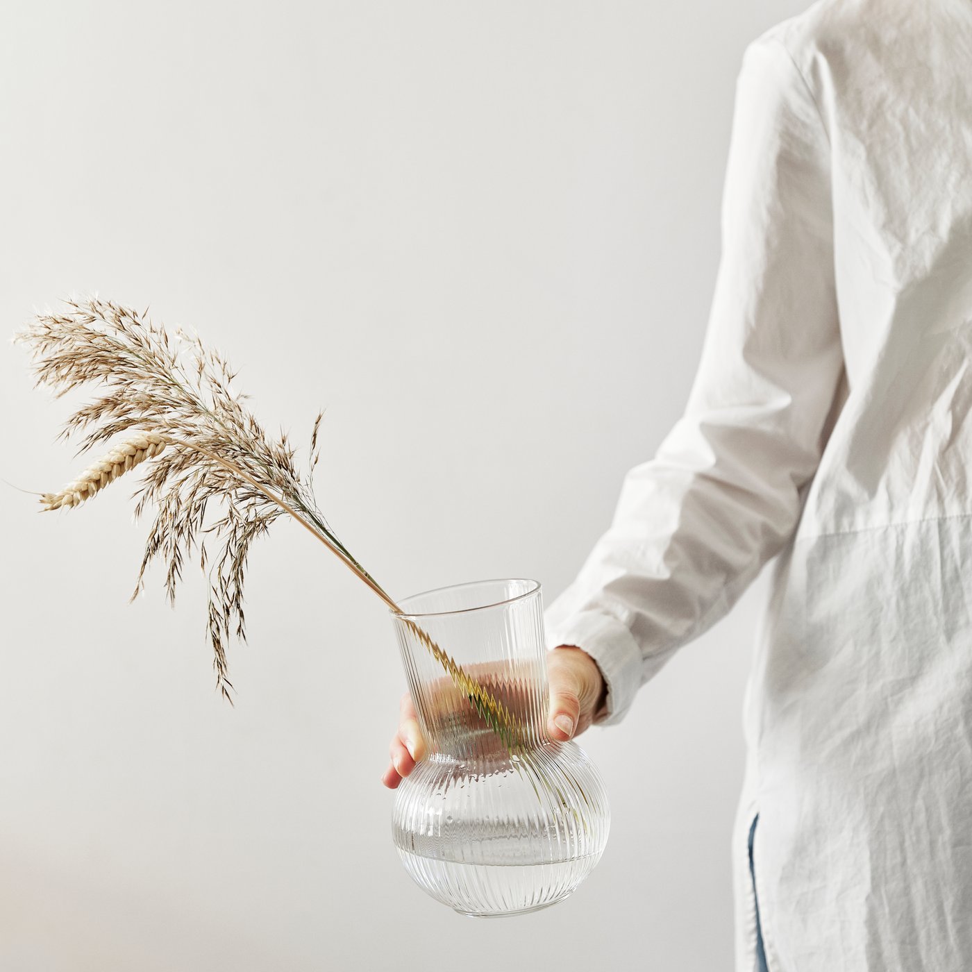 Eine Person hält eine PÅDRAG Vase in der Hand