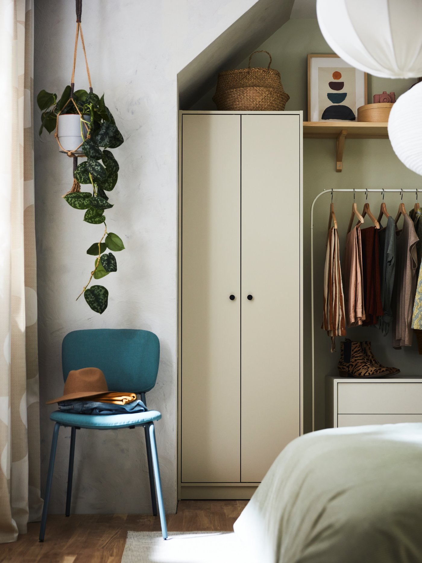 silla azul con organización