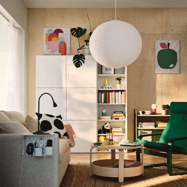 Un salón con un sofá cama de 2 plazas SALTSJÖBADEN en beige claro/blanco hecho de Vittangi.
