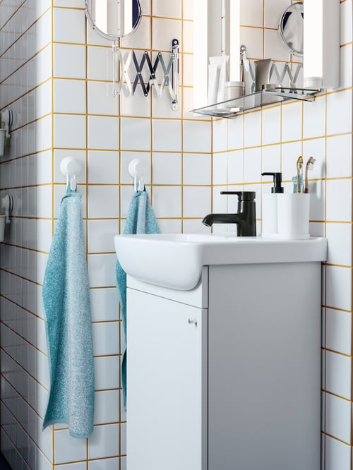 Baie cu lavoar, cârlige, oglindă, prosoape de mâini, seturi de baie, baterie, chiuvetă, articole de toaletă, faianță.
