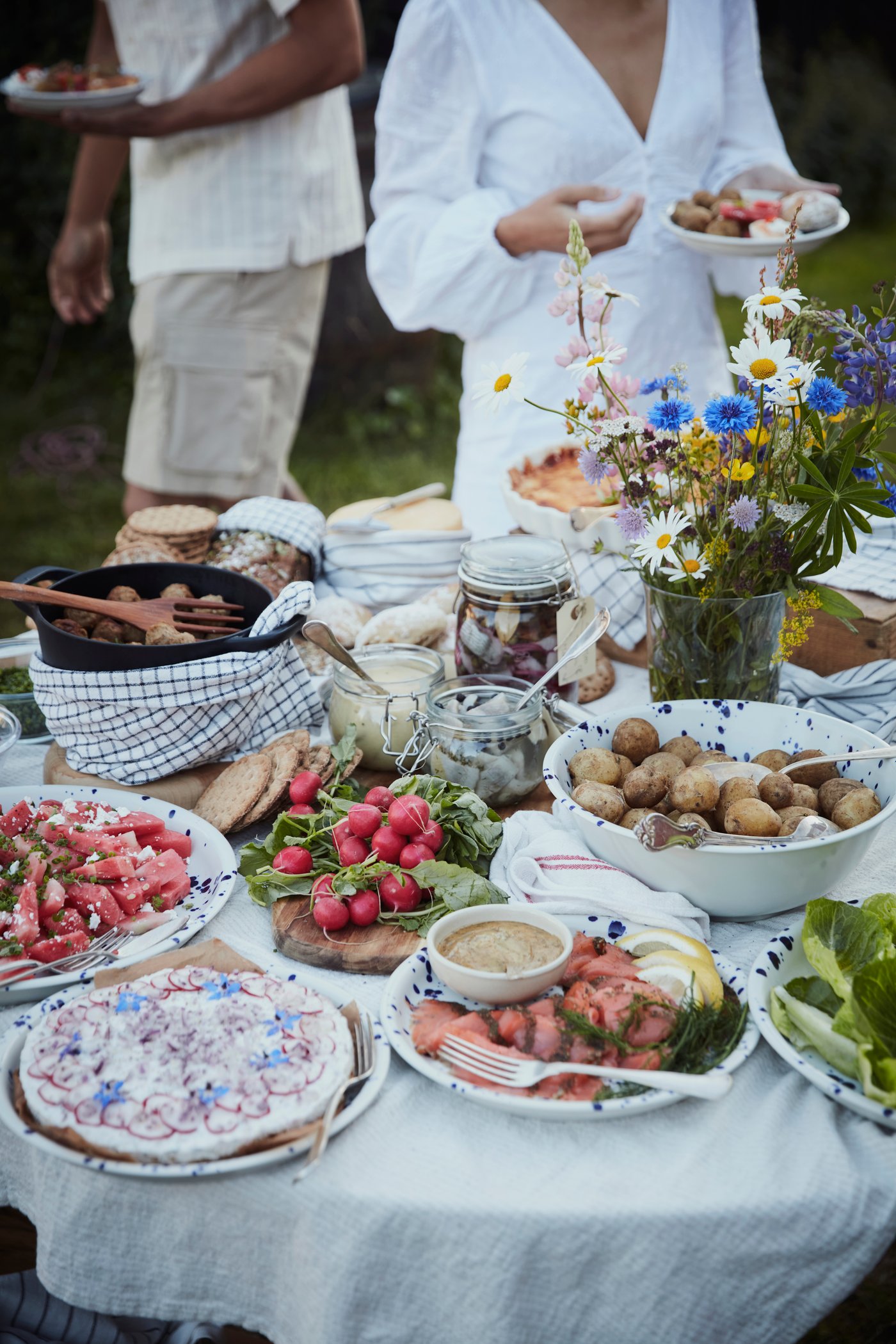 Ein gemusterter/blauer SILVERSIDA-Teller aussen