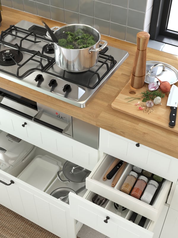 ガスコンロ グリル付きの上にIKEA 365+ 鍋 ふた付き、その下の引き出しの中に鍋やオーブン皿、スパイスが入っている。