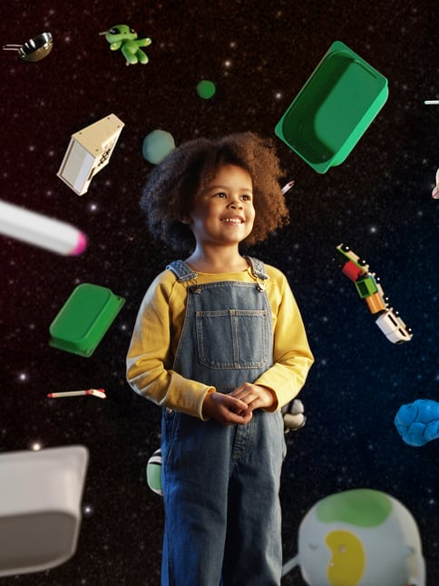 Petit garçon rêvant autour de nos nouveautés AFTONSPARV de l'espace !