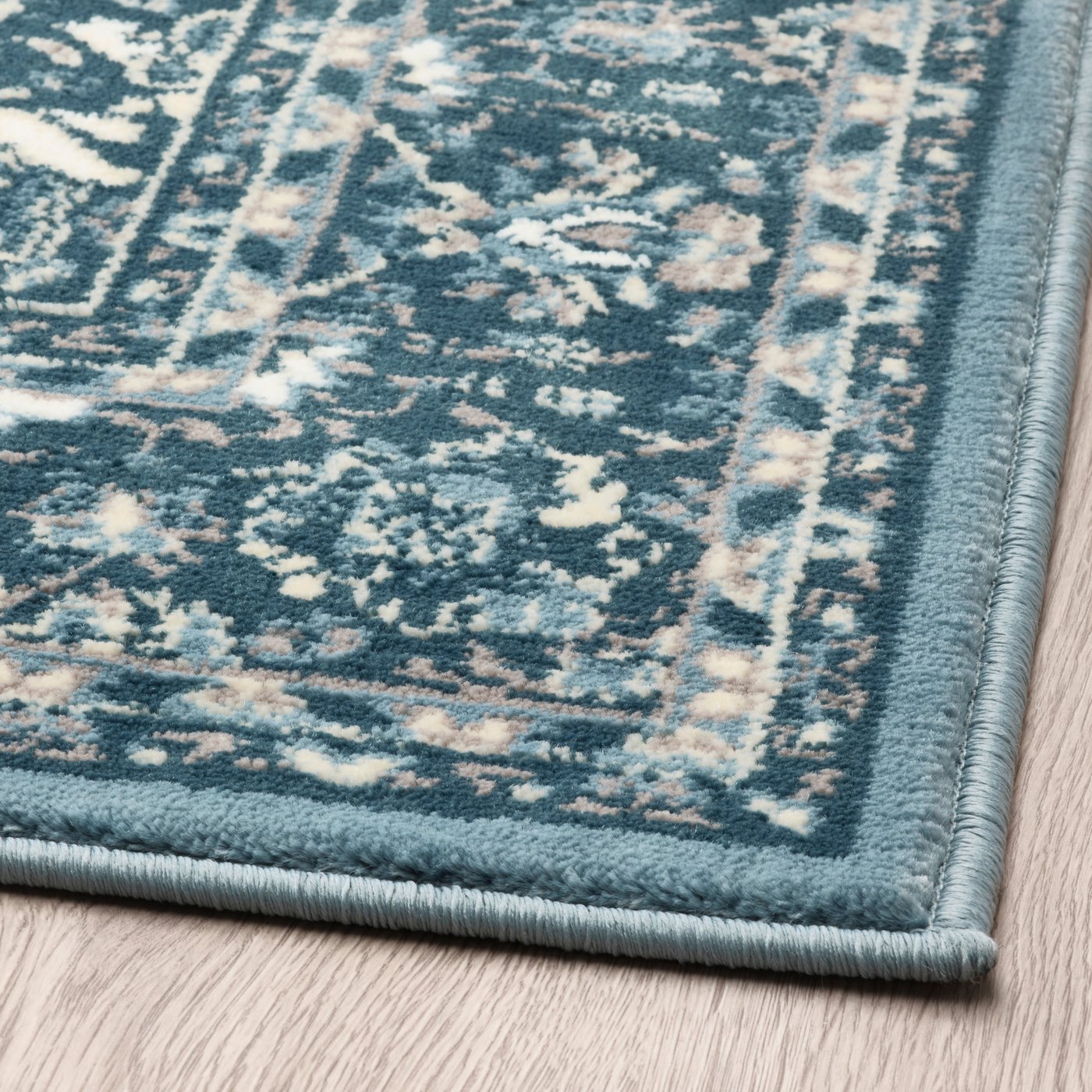 A blue VEDBÄK rug, low pile
