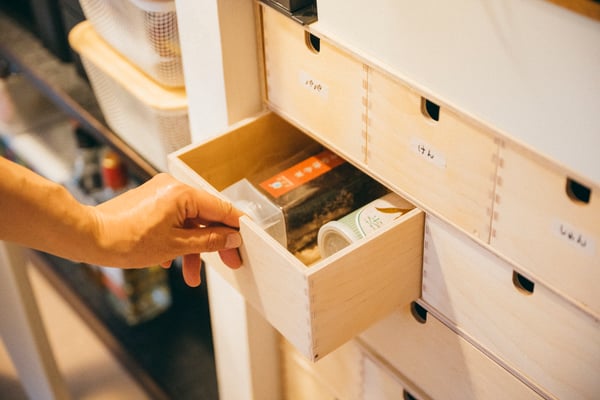 引き出しの一つを開けている様子。