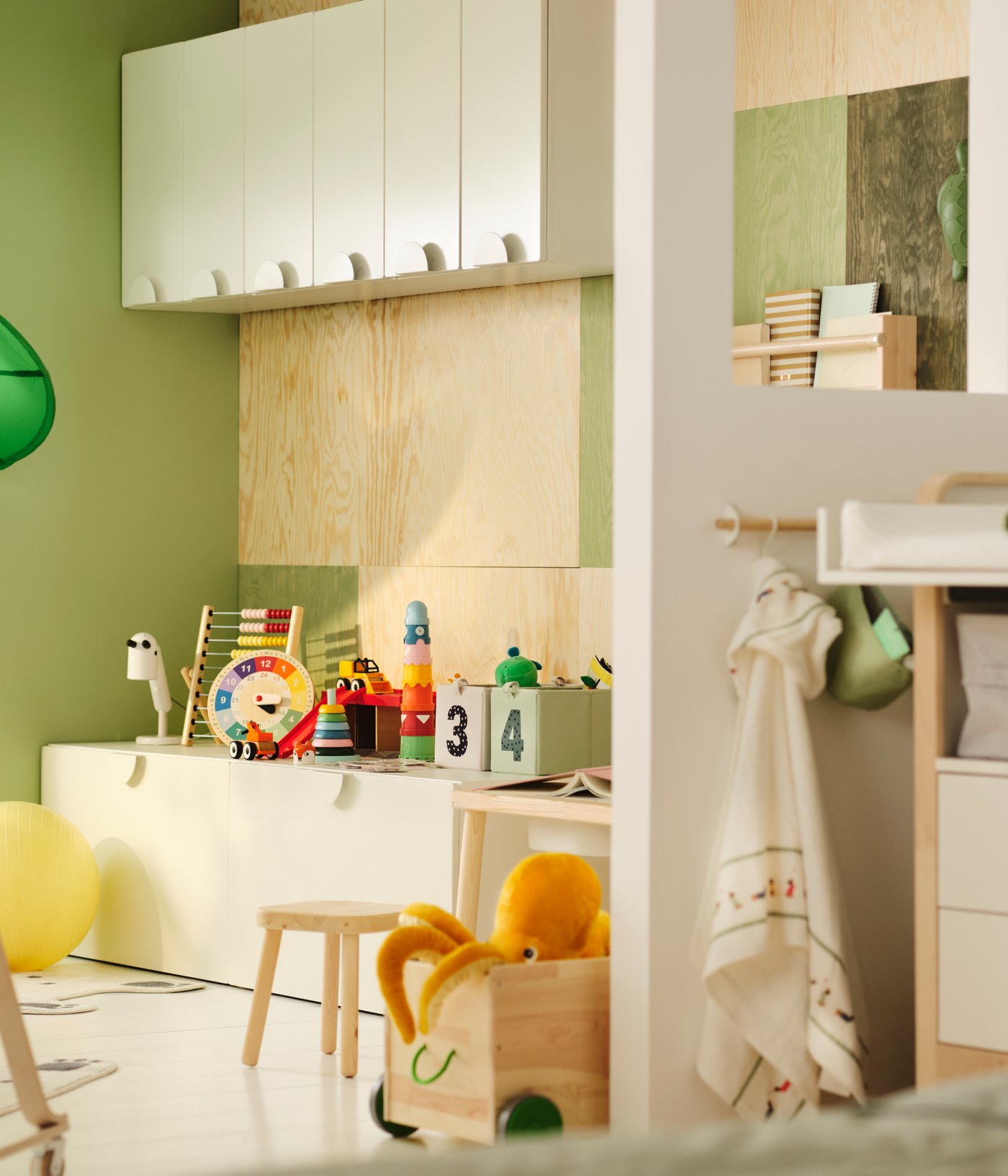Furniture from the ÄLSKVÄRD series in a children’s room with green walls