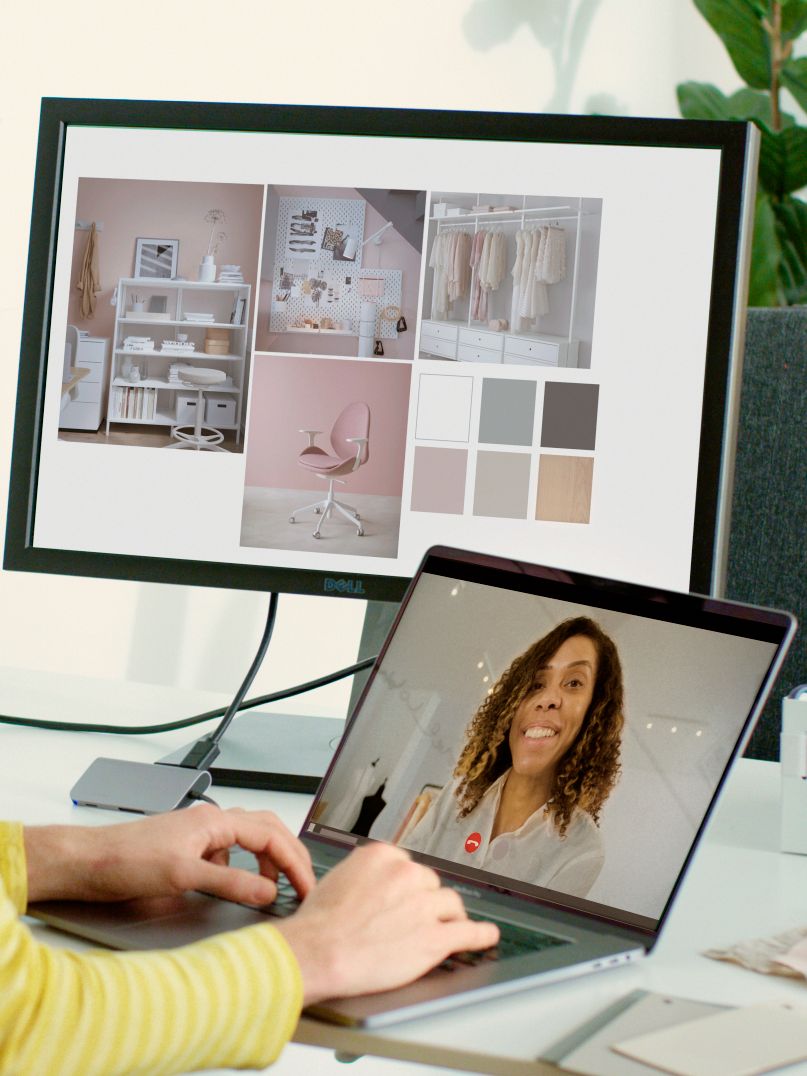 Ein/e IKEA Mitarbeiter:in hat gerade ein Interior Design Beratungsgespräch mit einer Kundin. Es ist ein zusätzlicher Bildschirm mit einem Moodboard zu sehen. 