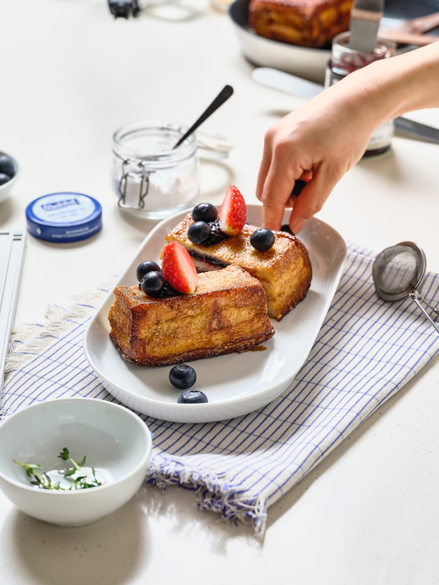 구운 식빵에 블루베리와 딸기를 올리는 컷