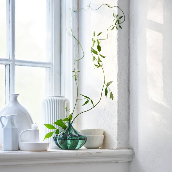  La tendenza della casa Scandi Boho include una buona dose di verde e di decorazione. Qui decoriamo un davanzale con vasi bianchi, portacandele e piante verdi per creare accenti. La sedia di vimini BUSKBO è un mix riuscito di design skaninavo con un tocco bohemien. 